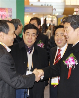 周慶鋒董事長向農業(yè)部牛盾副部長匯報馬鈴薯產業(yè)發(fā)展情況