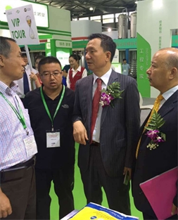 陪同中國淀粉工業(yè)協(xié)會會長佟毅、秘書長魏旭明參觀上海國際淀粉及淀粉衍生物展覽會